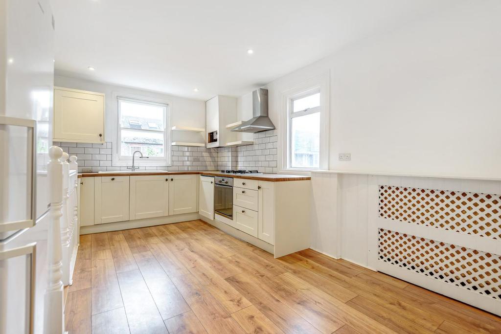Penwith Road, Earlsfield 3 bed flat for sale £675,000