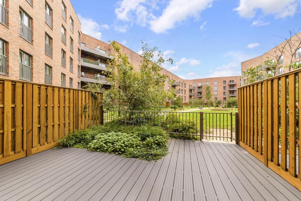 Bloombury House, Mill Hill, London, NW7 2 bed apartment £2,600 pcm (£