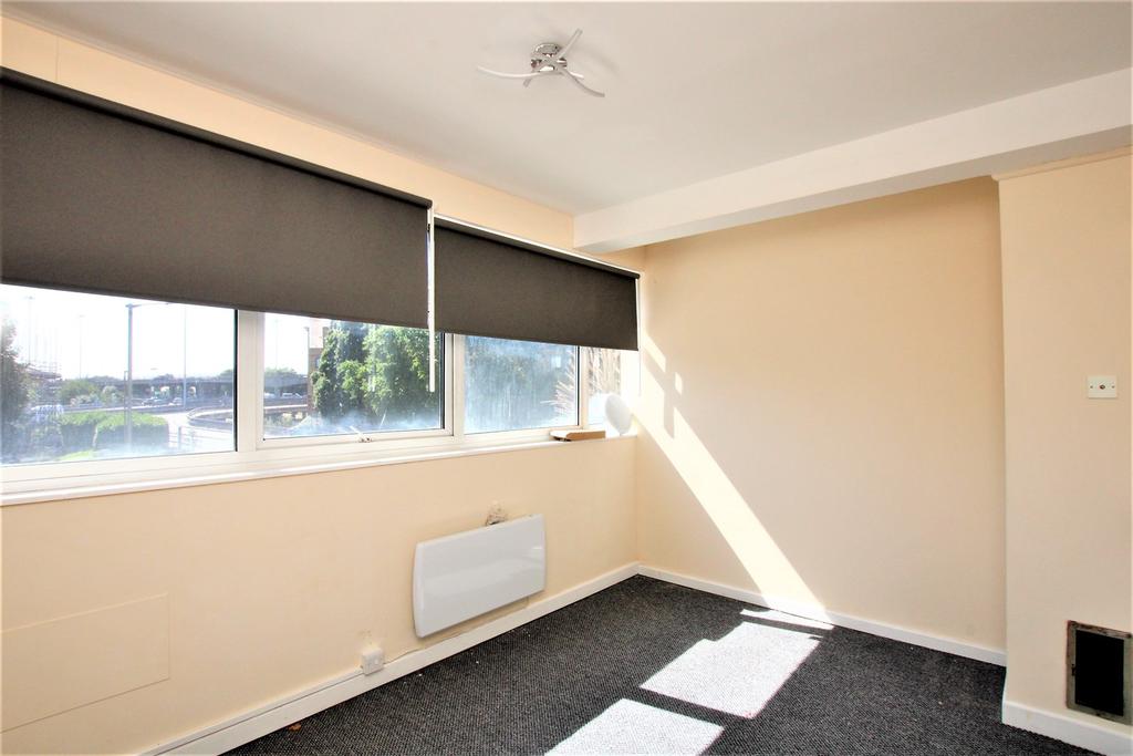 Renters Avenue, Brent Cross, NW4 4 bed £2,149 pcm (£496 pw)