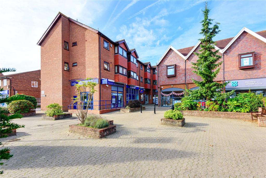 Denly Way, Lightwater, Surrey, GU18 2 bed apartment for sale £210,000