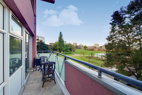 2 bedroom flat for sale - Anglesey House, Bow, London, E14
