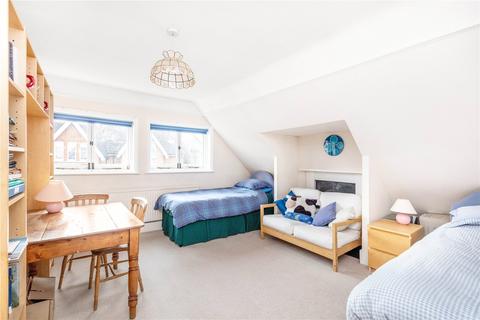 18 Lancaster Park, Richmond, TW10 6AB