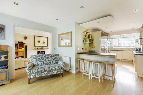 22 Commonfields, West End, Woking, GU24 9HZ