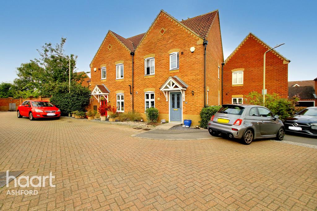 Aylesbury Road, Ashford 3 bed semidetached house for sale £340,000