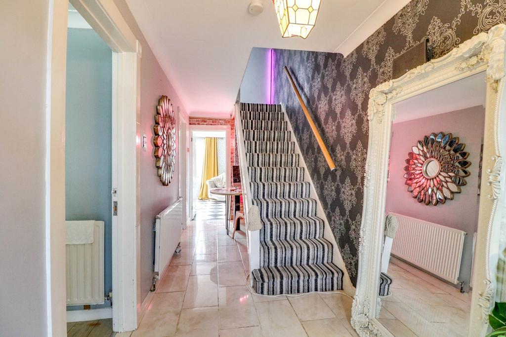 Newton Hall Gardens, Rochford, SS4 3 bed semidetached house for sale