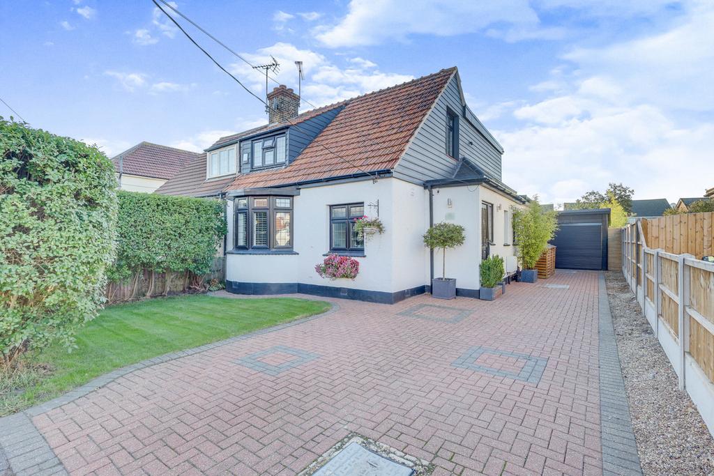 Raymonds Drive, Benfleet, SS7 4 bed semidetached house for sale £550,000