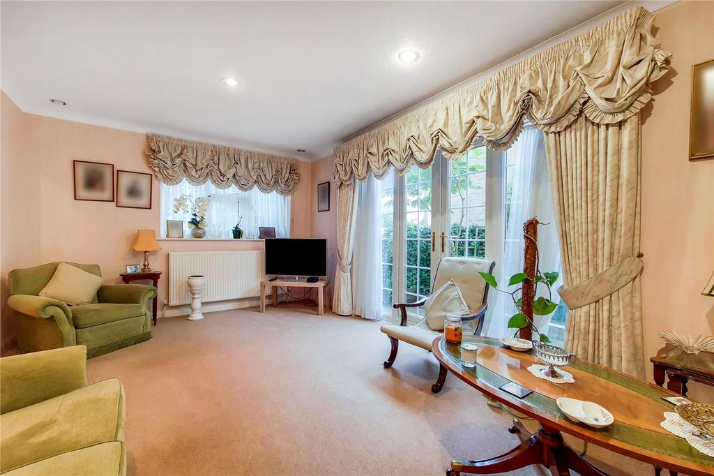 Leavesden Road, Stanmore, HA7 5 bed detached house £1,100,000