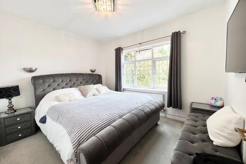47 Woodstock Avenue, Romford, RM3 9NF