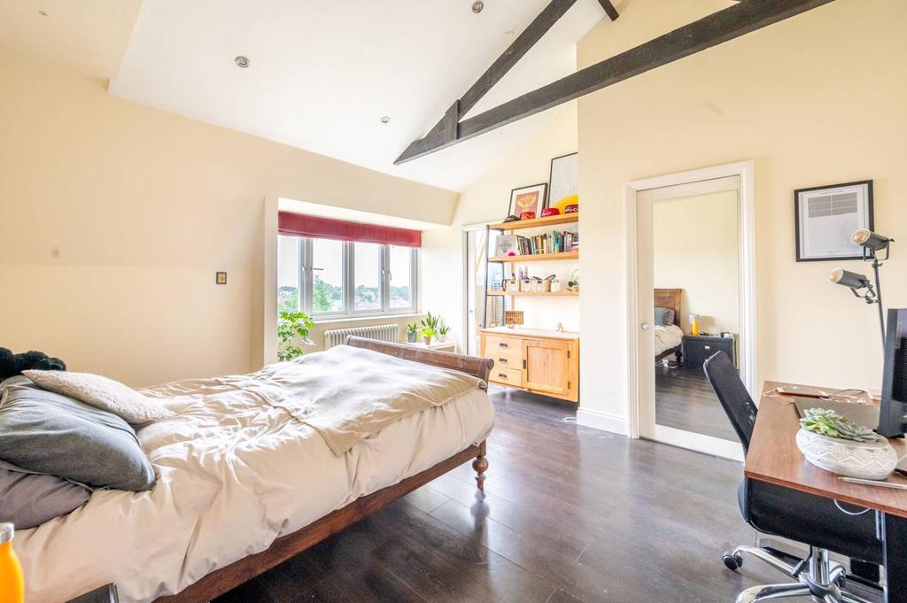 Mount Ephraim Road, Streatham Hill, London, SW16 3 bed flat £2,995