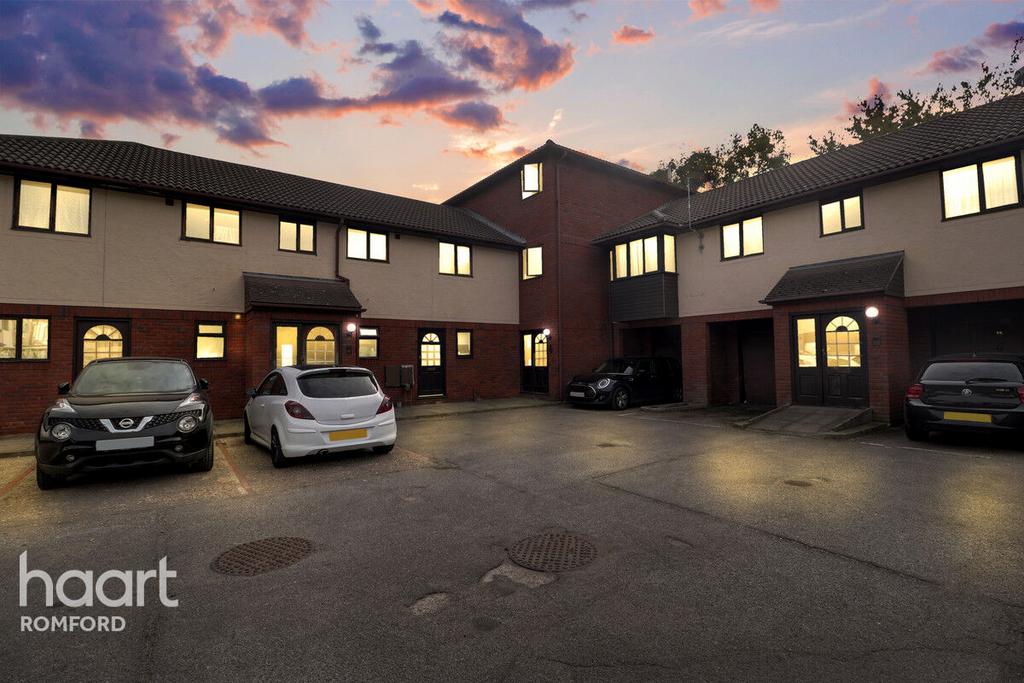 Jutsums Lane, Romford 2 bed apartment £250,000