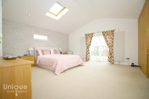 2 bedroom bungalow for sale - Ullswater Avenue,  Fleetwood, FY7