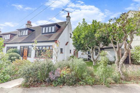 121 Blenheim Crescent, Leigh-on-sea, SS9 3DX