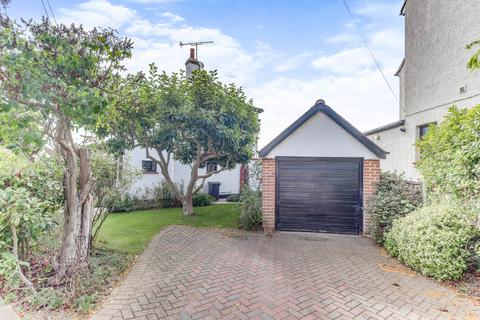121 Blenheim Crescent, Leigh-on-sea, SS9 3DX