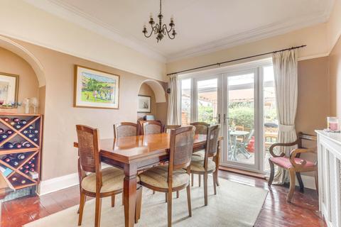 121 Blenheim Crescent, Leigh-on-sea, SS9 3DX
