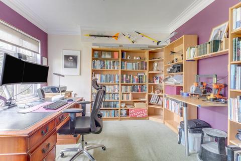 121 Blenheim Crescent, Leigh-on-sea, SS9 3DX