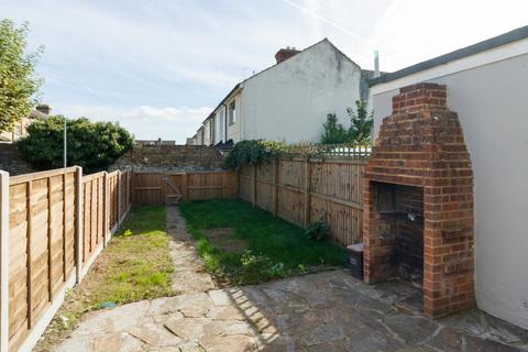 2 bedroom terraced house to rent, St Georges Square, Maidstone
