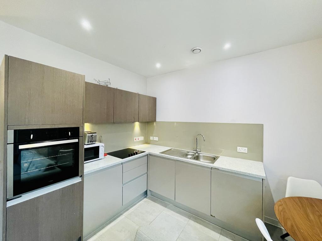 A Beautifully Presented &amp; Furnished Apartment Wit
