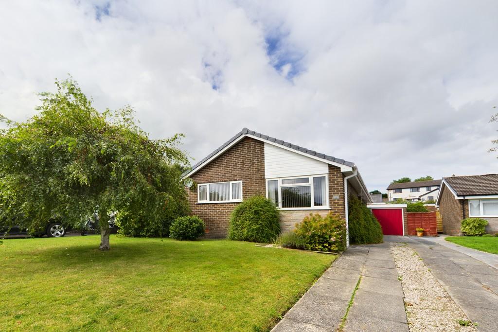 Redmayne Drive, Carnforth 3 bed detached bungalow £950 pcm (£219 pw)
