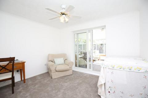 6 Loveday Close, Atherstone, CV9 3AT