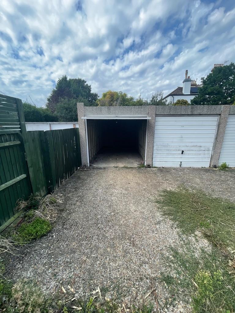 Hove Park Villas, Hove Garage to rent £150 pcm (£35 pw)