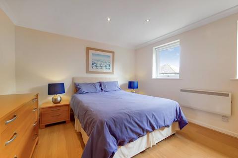 18 Falcon Way, London, E14 9UP