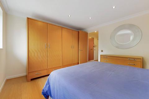 18 Falcon Way, London, E14 9UP