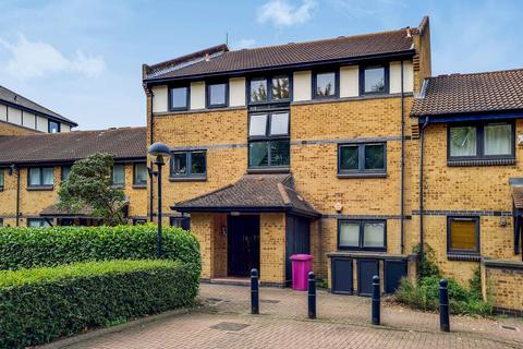 18 Falcon Way, London, E14 9UP