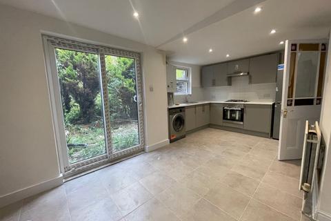 6 bedroom semi-detached house to rent, Wilberforce Road, Finsbury Park