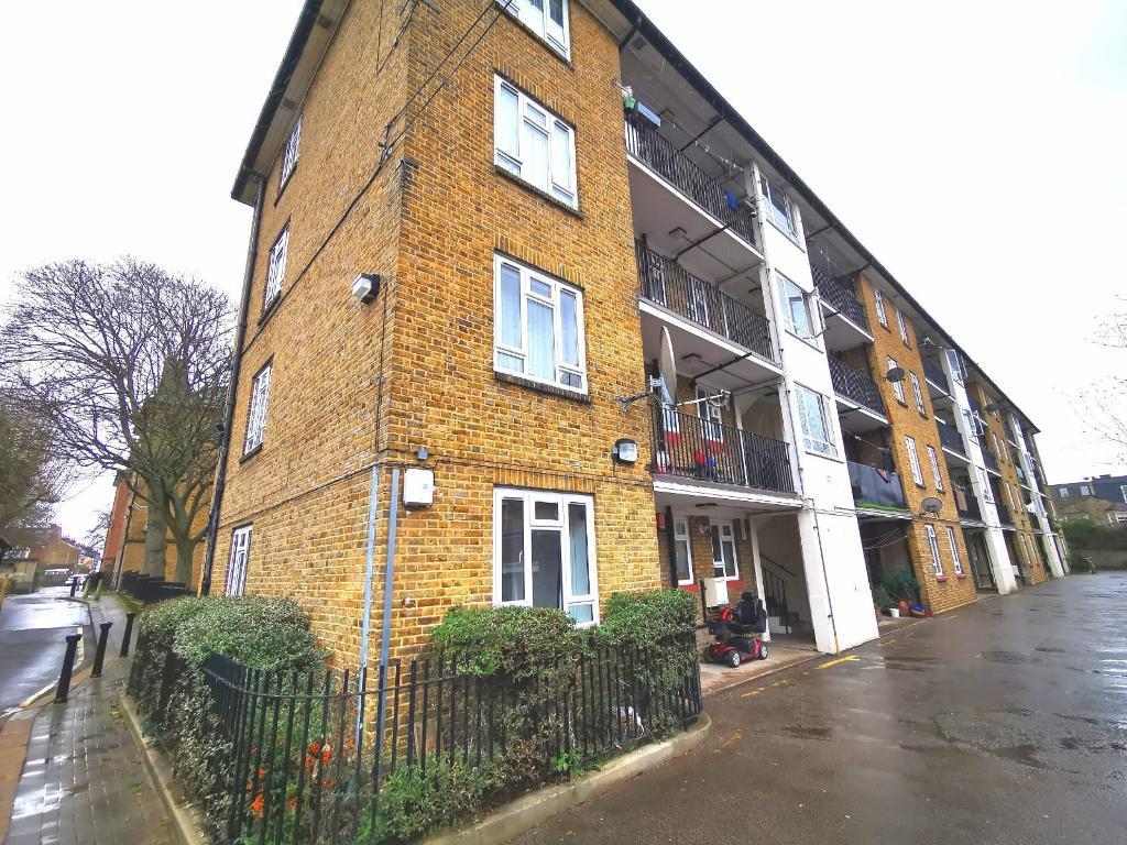 Fulham Palace Road, Fulham, London, SW6 6JB 3 bed flat £1,800 pcm (£
