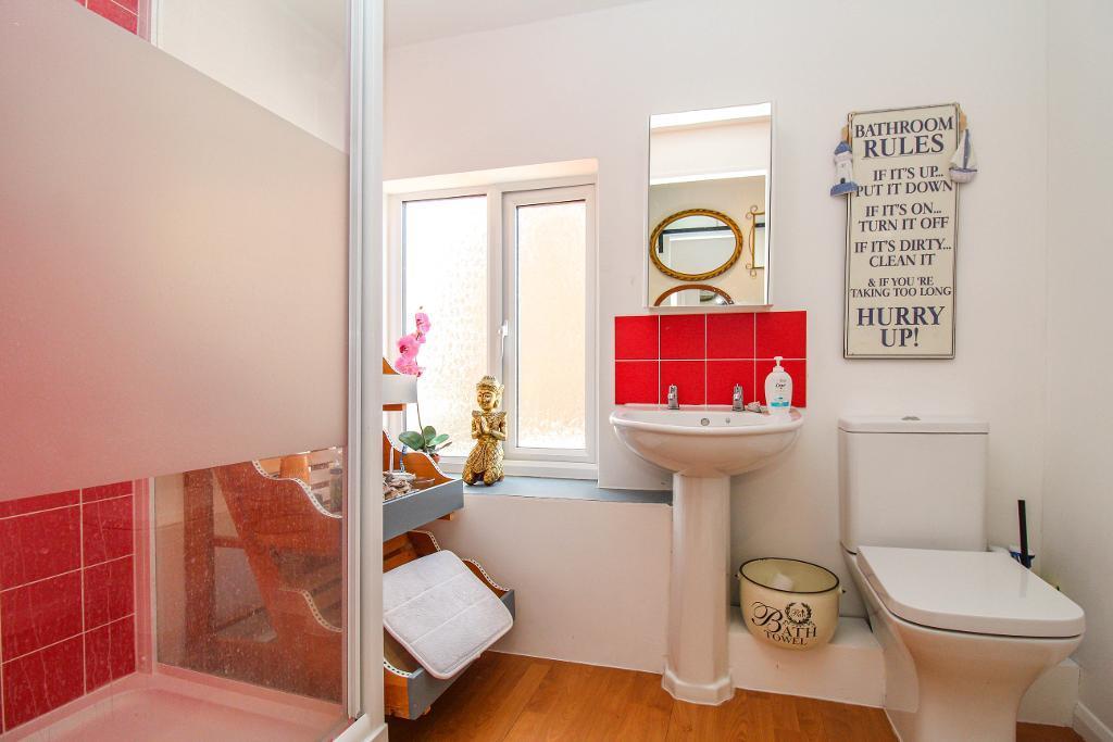 Studio Apartment Shower Room