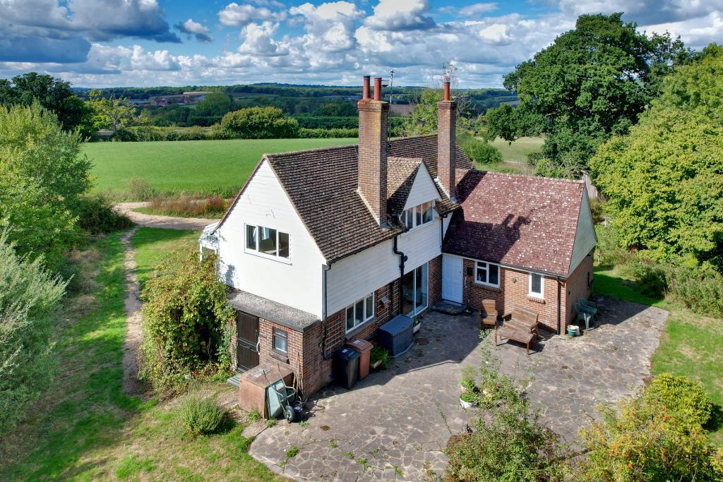 Station Road, Goudhurst, Kent, TN17 1EZ 4 bed detached house £1,000,000