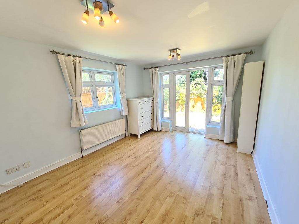 Manor Park Road, London, N2 2 bed flat £1,900 pcm (£438 pw)