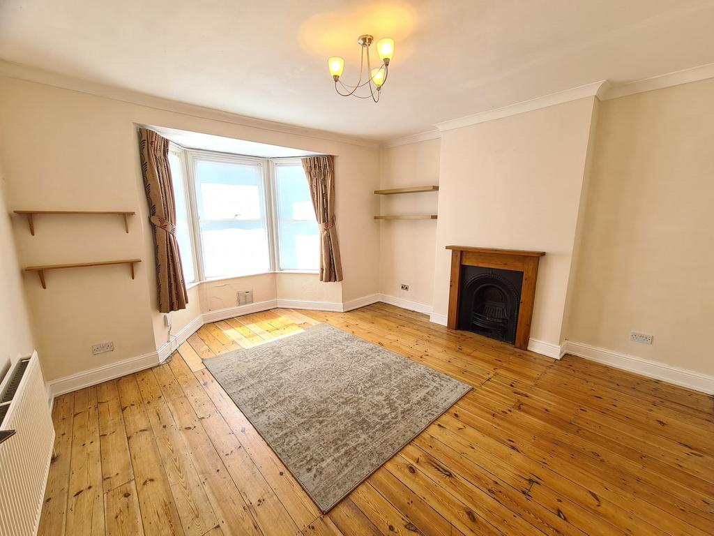 Manor Park Road, London, N2 2 bed flat £1,900 pcm (£438 pw)