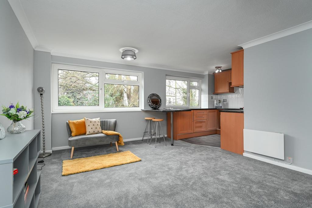 Castleview Road, WEYBRIDGE, KT13 Studio £895 pcm (£207 pw)