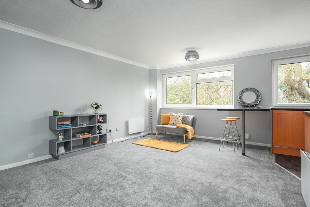 Castleview Road, WEYBRIDGE, KT13 Studio £895 pcm (£207 pw)
