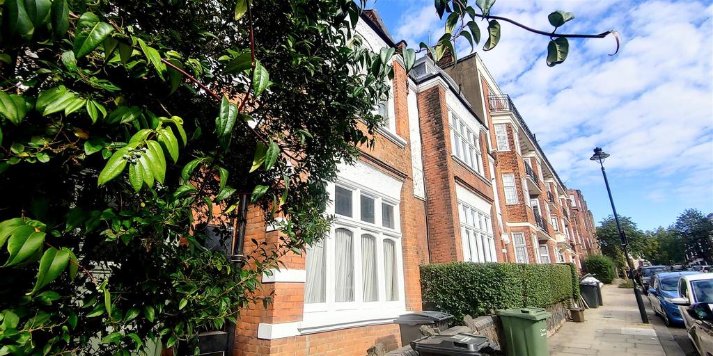 Glenmore Road, Belsize Park, London 3 bed flat £3,750 pcm (£865 pw)