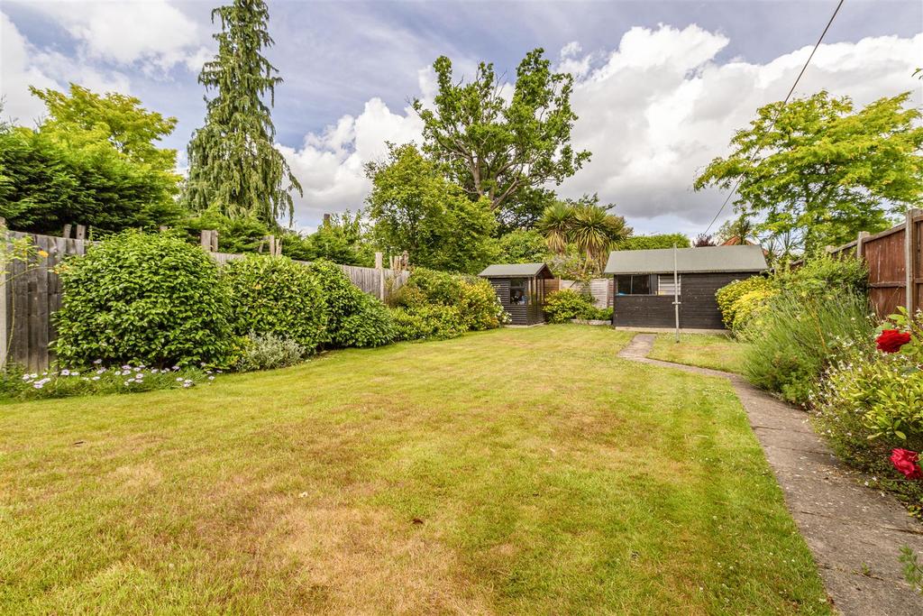 Cobs Way, New Haw, Addlestone 4 bed detached house for sale £600,000