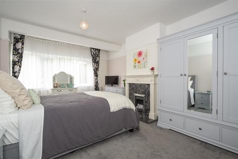 4 Dunstable Road, West Molesey, KT8 2EN