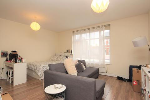 Studio to rent, St. James's Street, Walthamstow, E17