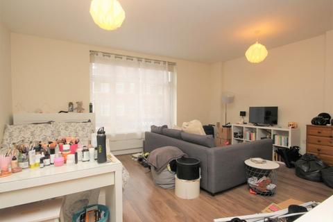 Studio to rent, St. James's Street, Walthamstow, E17