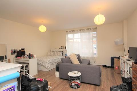 Studio to rent, St. James's Street, Walthamstow, E17