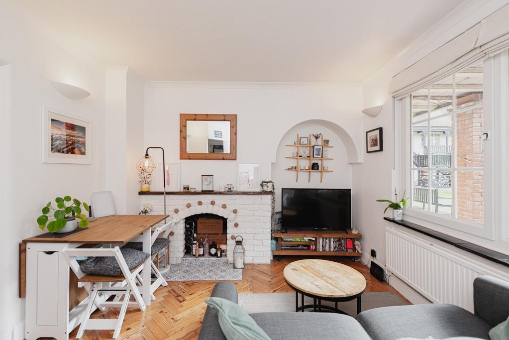 Manor Green Road, Epsom 2 bed flat for sale £300,000