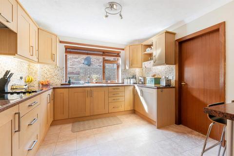 3 Broom Road, Kinross, KY13 8BU