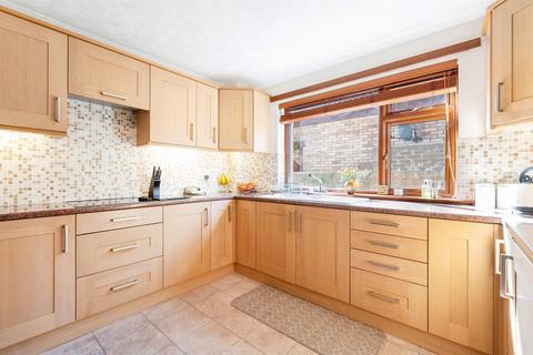 3 Broom Road, Kinross, KY13 8BU