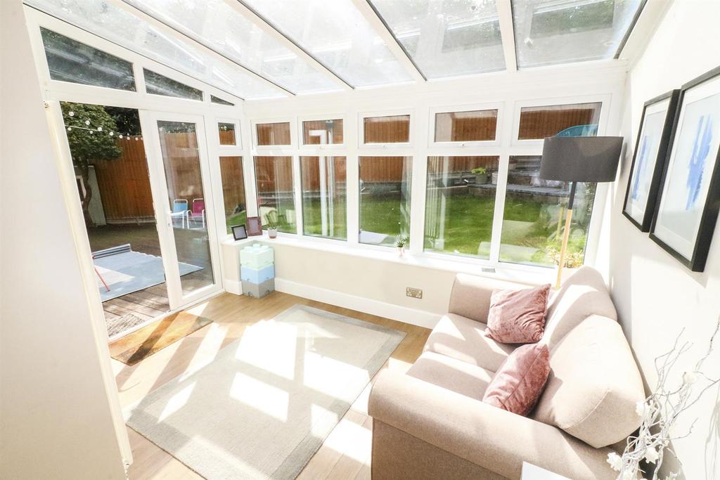 Valley Road, Codicote, Herts, SG4 3 bed semidetached house £425,000