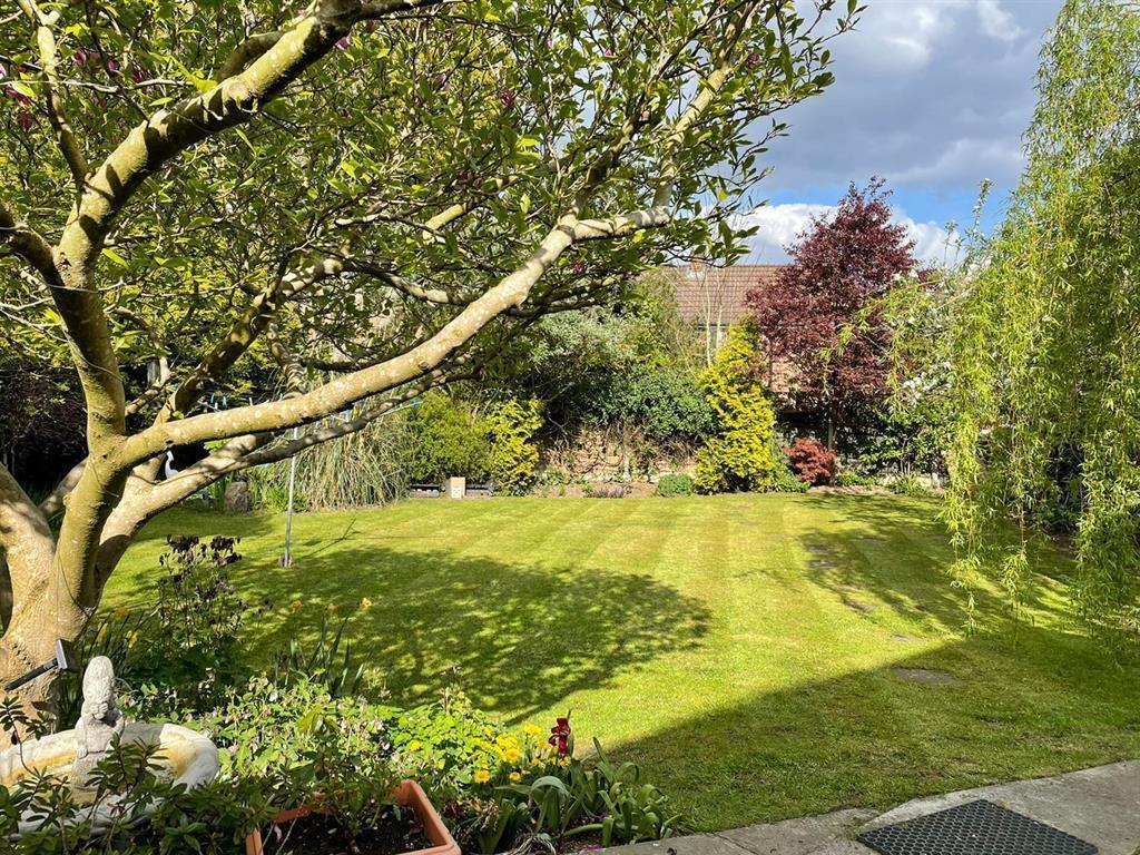 Piper Hill Avenue, Manchester, M22 4DZ 3 bed semidetached house for