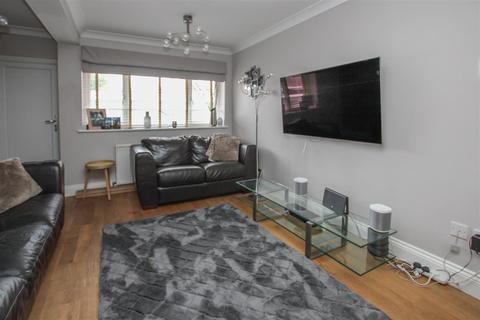 8 Corcorans, Pilgrims Hatch, Brentwood, CM15 9NR