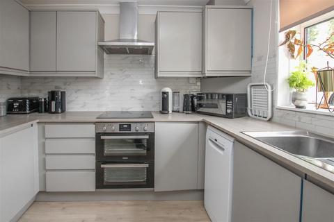 8 Corcorans, Pilgrims Hatch, Brentwood, CM15 9NR