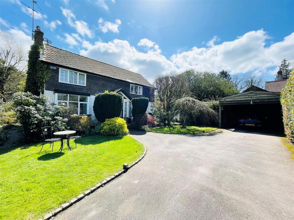 Beacon Road West, Crowborough 2 bed detached house £650,000