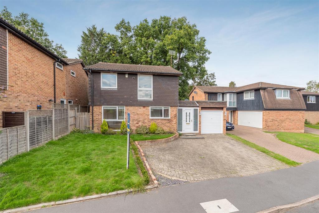 Cavendish Meads, Sunninghill 4 bed detached house £3,000 pcm (£692 pw)
